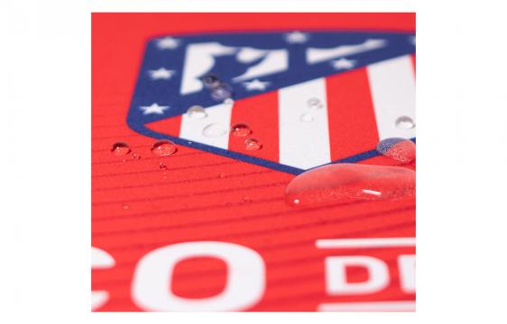 Bild på musmatta Atletico De Madrid i färgerna Blå, Röd och Vit mot vit bakgrund.