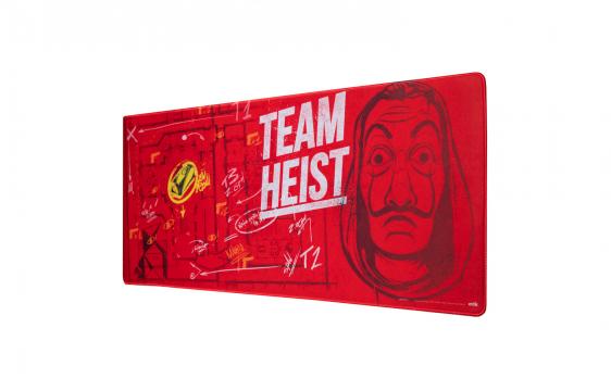 Bild på musmatta Money Heist i färgerna Blå, Röd och Vit mot vit bakgrund.