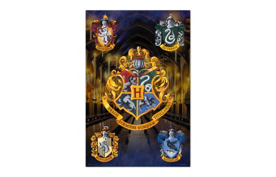 Bild på musmatta Poster Harry Potter Hogwarts Sköldar i färgen Svart, Gul, Blå, Grön från Harry Potter mot vit bakgrund.